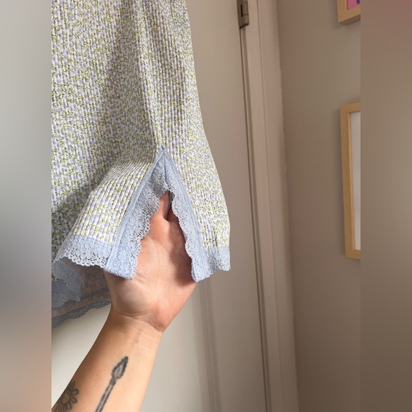 H&M floral mini skirt with slit & lace trim 🦋🔷🪻 - Picture 3 of 3